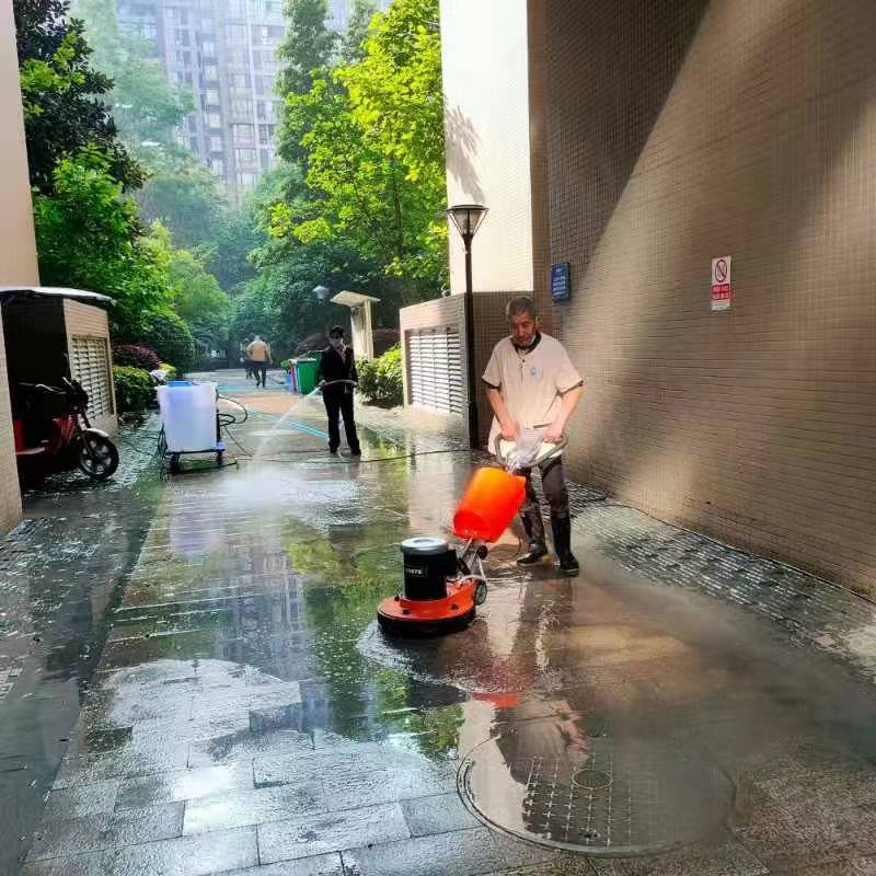 成都富利项目保洁刷洗园期地面